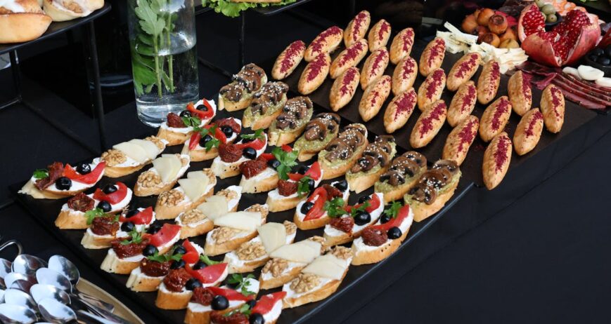 Το catering μας προσφέρει αυθεντικές γεύσεις της περιοχής, βασισμένες σε ποιοτικές πρώτες ύλες και σπιτικές συνταγές. Αναλαμβάνουμε εκδηλώσεις μικρής και μεσαίας κλίμακας, προσφέροντας πλήρη μενού, μπουφέ ή ειδικές θεματικές επιλογές, πάντα με προσοχή στη λεπτομέρεια.