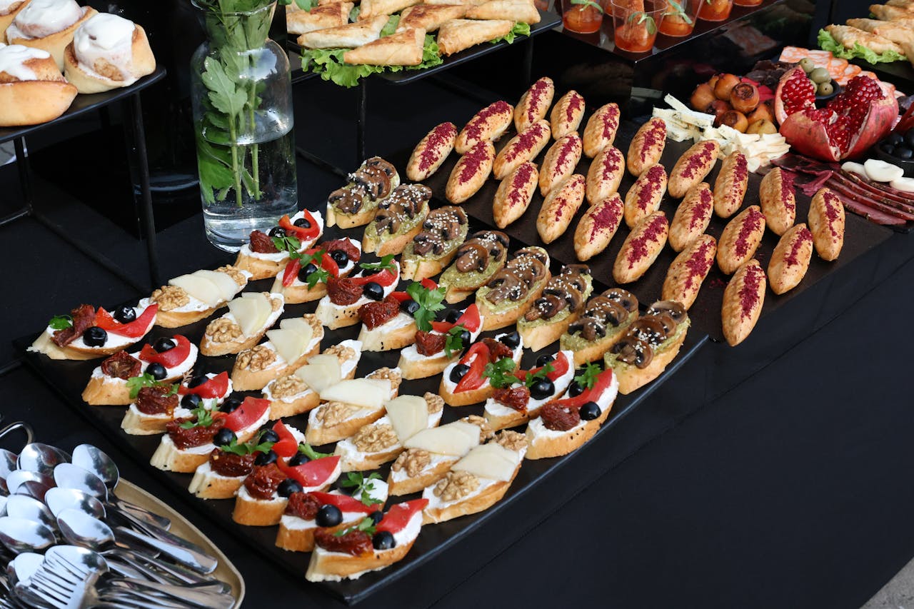 Το catering μας προσφέρει αυθεντικές γεύσεις της περιοχής, βασισμένες σε ποιοτικές πρώτες ύλες και σπιτικές συνταγές. Αναλαμβάνουμε εκδηλώσεις μικρής και μεσαίας κλίμακας, προσφέροντας πλήρη μενού, μπουφέ ή ειδικές θεματικές επιλογές, πάντα με προσοχή στη λεπτομέρεια.